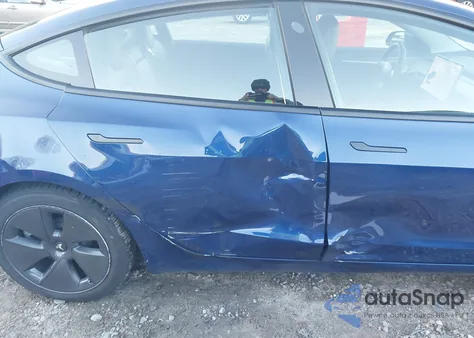 2021 Tesla Model 3 Standard Range Plus Rear-Wheel Drive z USA, uszkodzony, nr VIN 5YJ3E1EA8MF092097